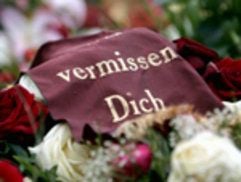 Ein Trauerkranz der Familie von Olga K. liegt am auf dem Friedhof in Telgte. Die 33-Jährige kam durch den Wurf eines Holzklotzes von einer Autobahnbrücke ums Leben. (Foto: ddp)