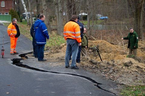 Experten untersuchen einen Krater an einer Landstraße im südbrandenburgischen Neuhausen (Spree-Neiße). (FOTO: DPA)