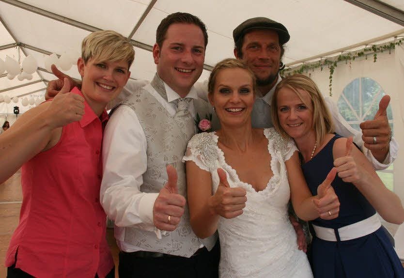 Gemeinsam mit dem Hochzeitspaar feiern auch drei „beste Schulfreunde“ aus Jessen: Nadja (links), Sebastian und Nicole.
