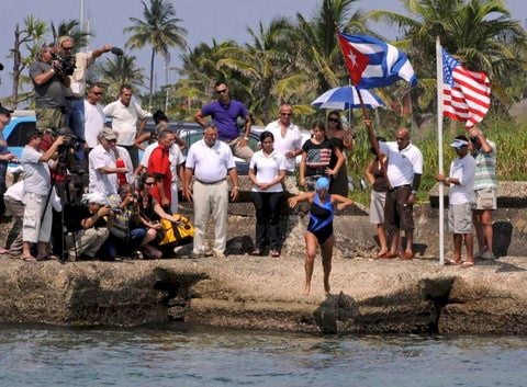 Die US-Schwimmerin Diana Nyad hier bei ihrem vierten Versuch, von Havanna nach Key West, Florida, zu schwimmen. (FOTO: DPA)