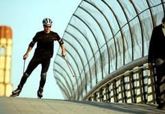 Es geht voran: Doch obwohl Nordic Skater zwei lange Stöcker zur Hilfe nehmen, sind sie nicht so schnell wie Speed-Skater. Denn sie laufen aufrechter, dadurch ist der Windwiderstand höher. (Foto: dpa)
