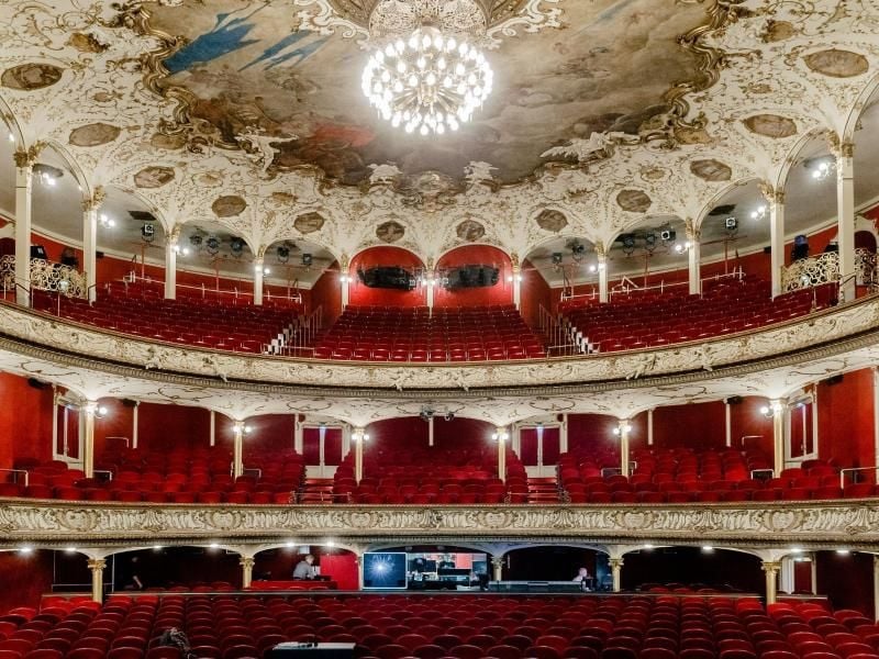 Soll bald in neuem Glanz erstrahlen: der Zuschauersaal im Hamburger Schauspielhaus. Foto: Markus Scholz