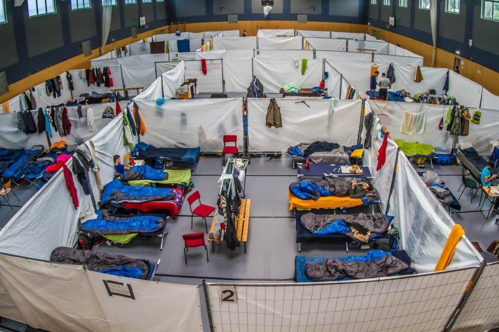 Blick in die Grieboer Mehrzweckhalle, derzeit Notunterkunft für 111 Flüchtlinge