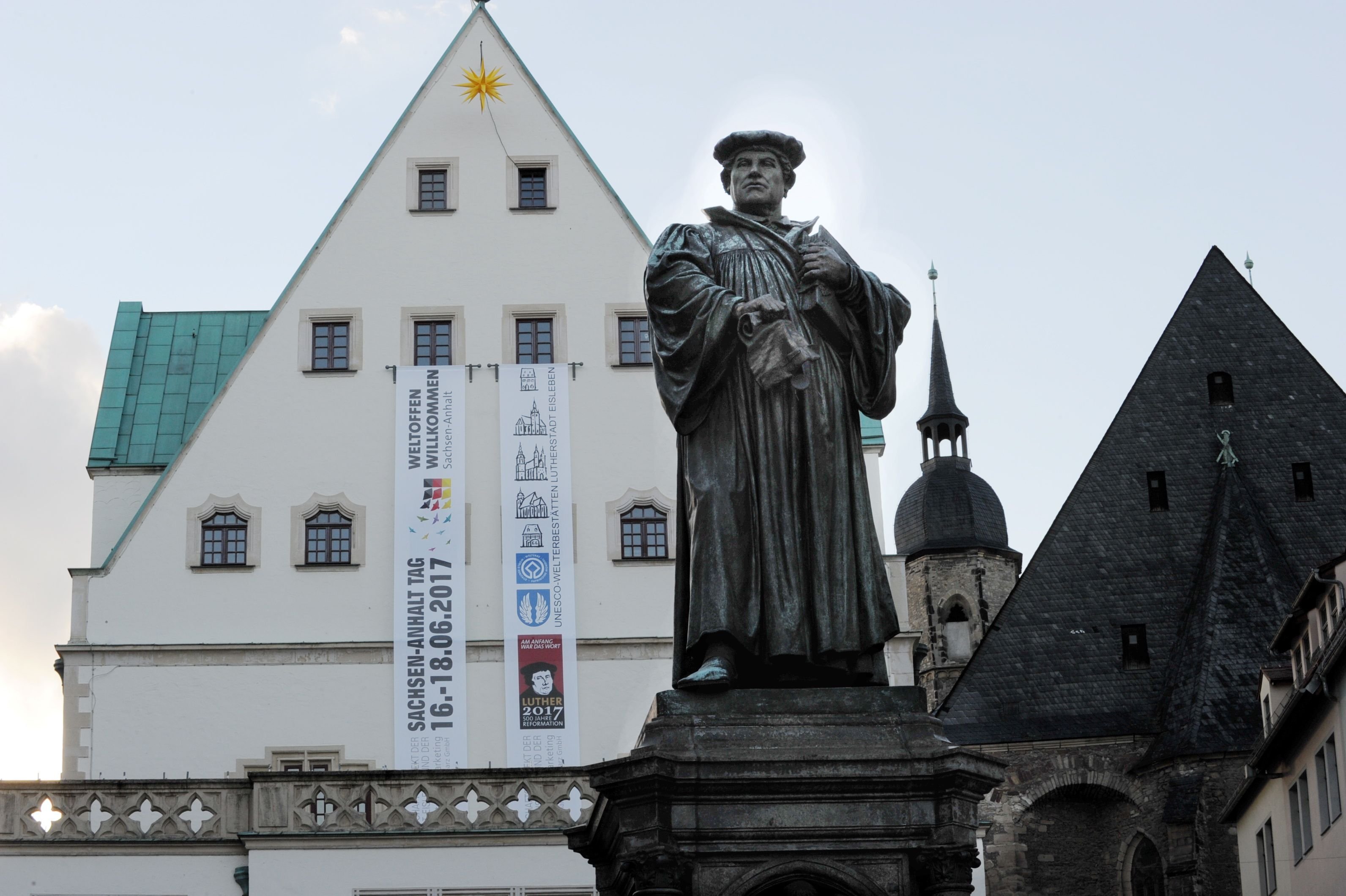 Eisleber Rathaus und Lutherdenkmal