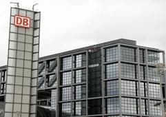 In der Fassade des Berliner Hauptbahnhofs fehlen jetzt drei Stahlträger. Die Bahn will nun Blechplatten auf das gesamte Stahlgerüst anschweißen lassen, um die mehr als 100 nicht befestigten Träger zu sichern. (Foto: dpa)