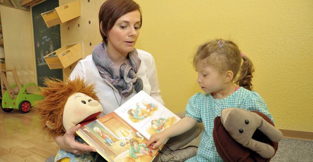 In der Frühförder- und Beratungsstelle der Lebenshilfe in der Paldamusstraße findet die Förderung oft in spielerischer Weise statt. Diplom-Pädagogin Sandra Kairies (links) hat hier gerade den Kontakt zu der fünfjährigen Michelle aufgenommen.