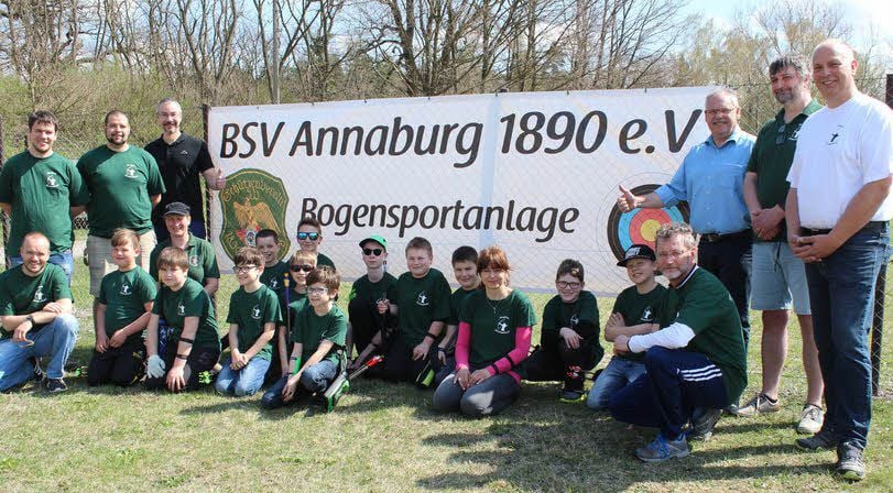 Stolz posierten die „AnnaHoods“ nach gelungenem Eröffnungsturnier vor dem Plakat, welches auf die neue Sparte im Bürgerschützenverein hinweist.