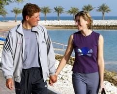 Radprofi Jan Ullrich und seine Freundin Gaby Weis bei einem Spaziergang in Doha/Katar (Aufnahme vom 20.01.2002). Ullrich ist erstmals Vater geworden. Wie der 29-Jährige auf seiner Internet-Homepage mitteilte, brachte seine Lebensgefährtin Gaby Weis am Dienstagnachmittag (01.07.2003) in der Freiburger Universitätsklinik Tochter Sarah Maria zur Welt. (Foto: dpa)