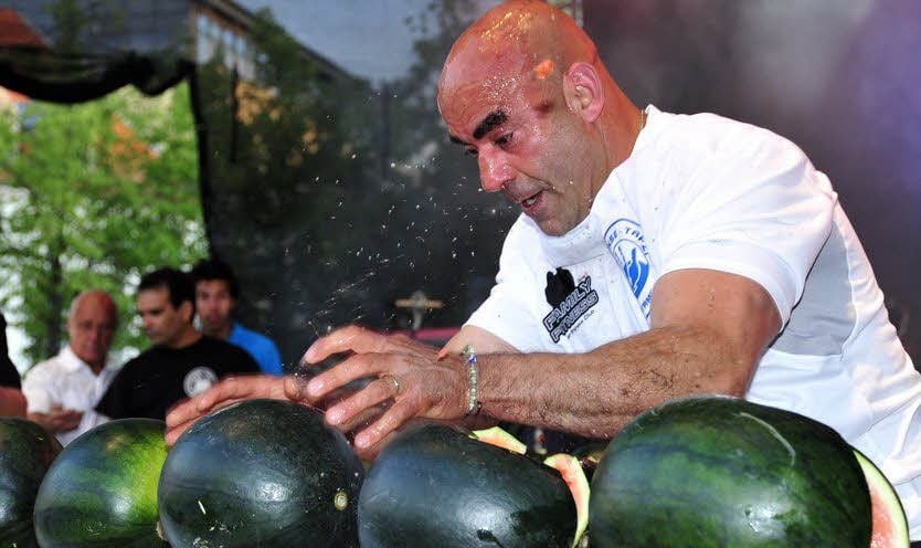 Vor drei Jahren zertrümmerte Ahmed Tafzi mit seinem Kopf 43 Wassermelonen in einer Minute. Diesen Guinnessbuch-Rekord konnte der gebürtige Algerier im ZDF-Fernsehgarten nicht verbessern.