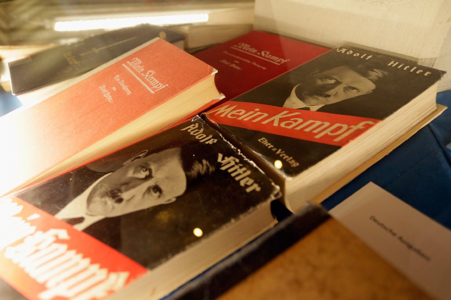 Adolf Hitlers Hasspamphlet „Mein Kampf“ Erscheint in einer edierten Fassung.