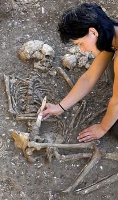 In dem mehr als 4.000 Jahre alten Grab ist eine Frau mit einem Kind bestattet, die im unteren Teil der Wirbelsäule eine Pfeilspitze stecken hat. (Foto: dpa)