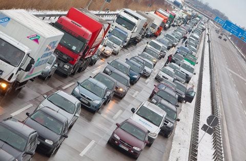 Autos und Lastwagen stehen auf der Autobahn A 10 (östlicher Berliner Ring) unweit der brandenburgischen Ortschaft Blumberg im Stau. (ARCHIVFOTO: DPA)