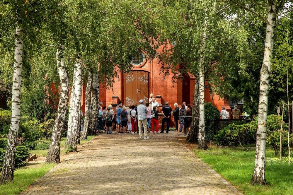Die gärtnerische Gestaltung von Friedhöfen ist ein eigenes Fachgebiet. In Wittenberg beeindruckt am Haupteingang die Birkenallee bis zur Kapelle.