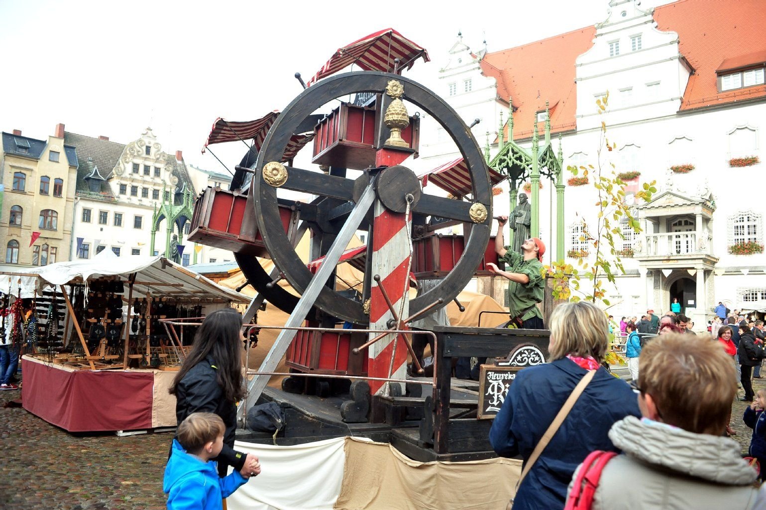 Jedes Jahr zum Reformationstag gibt es in Wittenberg einen Mittelaltermarkt mit allerlei Attraktionen. Auch in diesem Jahre wurde wieder das "Riesenrad von 1498" aufgebaut.