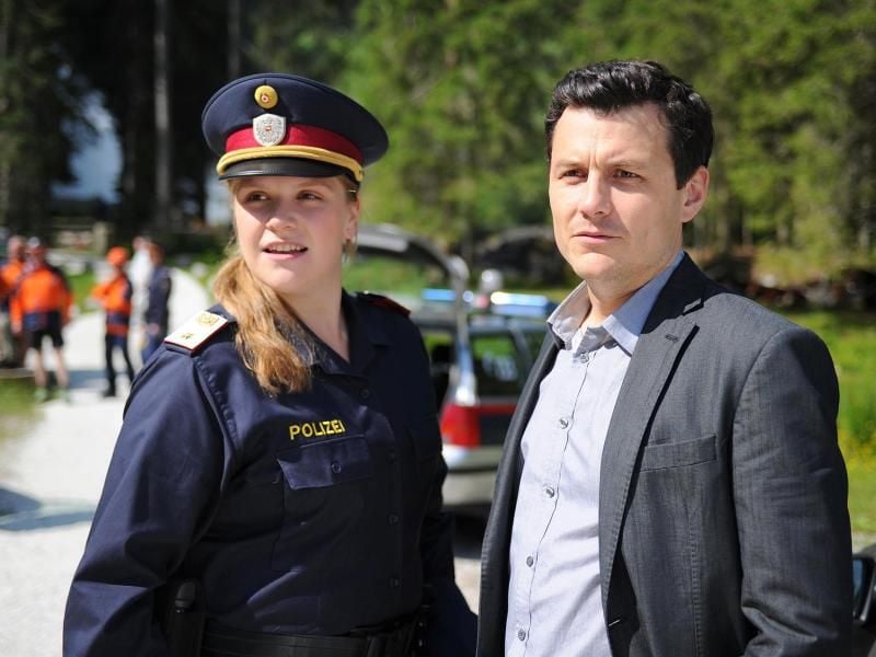 Kommissar Merana (Manuel Rubey) und Franziska Heilmayr (Stefanie Reinsperger) stehen am Tatort. Foto: Alfons Kowatsch, ZDF