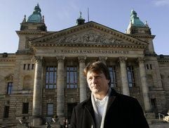 Der Berliner Journalist Andreas Förster steht nach der Verhandlung im Bundesverwaltungsgericht (BVG) vor dem Gerichtsgebäude in Leipzig. Das Bundesverwaltungsgericht verhandelte die Klage des Berliner Journalisten gegen den Bundesnachrichtendienst. (Foto: dpa)