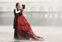 Im neuen Kinofilm «Angel - Ein Leben wie im Traum» stehen Esme (Michael Fassbender) und Angel (Romola Garai) im Regen und küssen sich. (Foto: dpa)