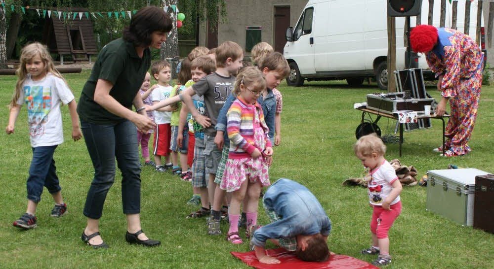 Das bunte Programm mit Clown „Franky“ war zum Purzelbäume schlagen, wie die Kinder hier beweisen.