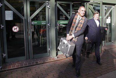 Der frühere Infineon-Chef Ulrich Schumacher (l) verlässt neben seinem Verteidiger Hanns Feigen das Landgericht in München (Oberbayern). (FOTO: DPA)
