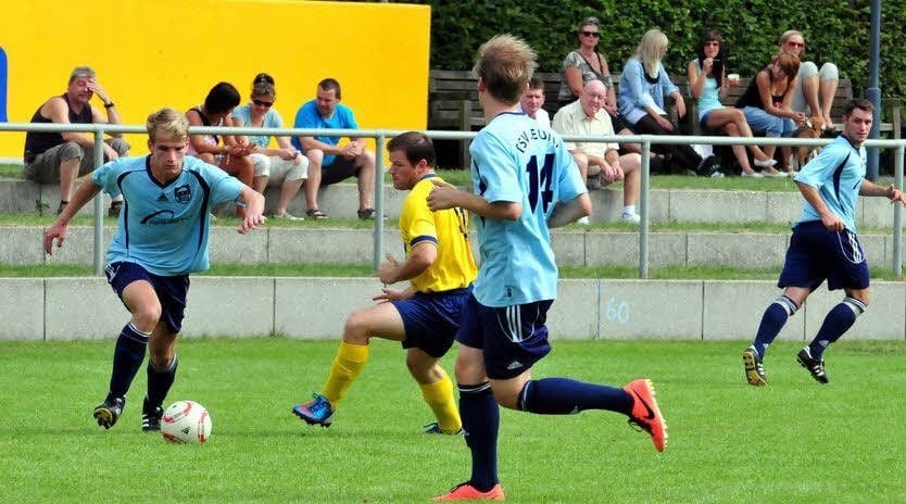 Neuzugang Sven Albrecht (in Gelb) traf gleich für Großgrimma.