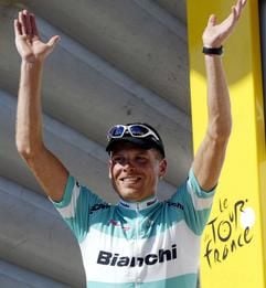 Jan Ullrich jubelt über seinen ersten Zeitfahr-Sieg nach der 12. Etappe der Tour de France. (Foto: dpa)
