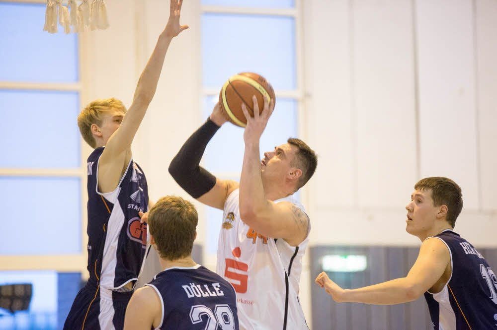 Kapitän Sebastian Harke (am Ball) punktete im Event-Spiel, lief aber nicht mit den All Stars auf.