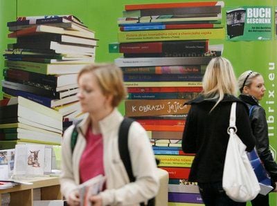 Messebesucher gehen an einem Stand der Leipziger Buchmesse 2009 vorbei. (FOTO: DDP)