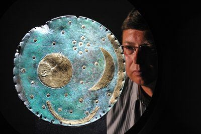 Ein Besucher betrachtet im Landesmuseum für Vorgeschichte in Halle die weltbekannte Himmelsscheibe von Nebra. (FOTO: DPA)