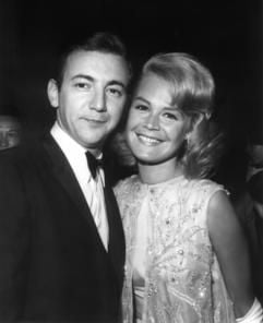 Der amerikanische Popsänger Bobby Darin posiert anlässlich einer Oscar-Verleihung mit seiner Frau, der Schauspielerin Sandra Dee (undatiert). (Foto: dpa)