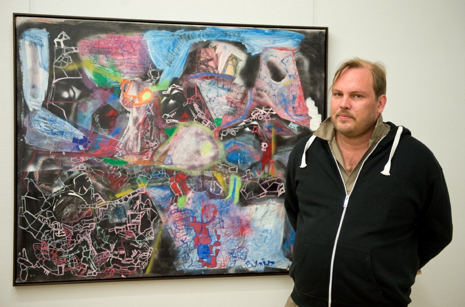 Roberto Yanez, Enkel von Erich Honecker, ehemaliger Vorsitzender des Staatsrates der DDR, in einer Galerie in Berlin vor einem seiner dort ausgestellten Bilder mit dem Titel "Abstraktion". In der Ausstellung liest er anschließend aus seinem Gedichtband "Frühlingsregen".