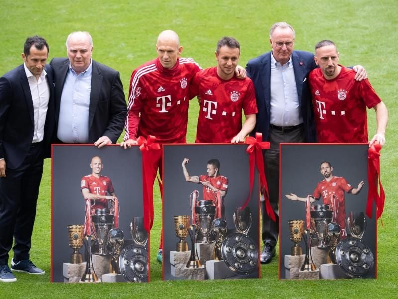 Hasan Salihamidzic (l-r) Uli Hoeneß und Karl-Heinz Rummenigge verabschieden Arjen Robben, Rafinha und Franck Ribéry. Foto: Sven Hoppe