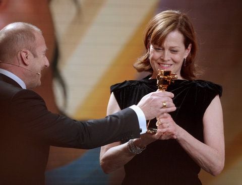 US-Schauspielstar Sigourney Weaver bekam die Goldene Kamera vom deutschen Schauspieler Heino Ferch. (FOTO: DPA)