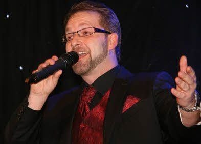 Mit dem Evergreen „La Pastorella“ singt sich der Thüringer Ronny Weiland gleich zu Beginn des Konzerts in die Herzen des Publikums - und lässt dann auch noch die russische Seele sprechen.