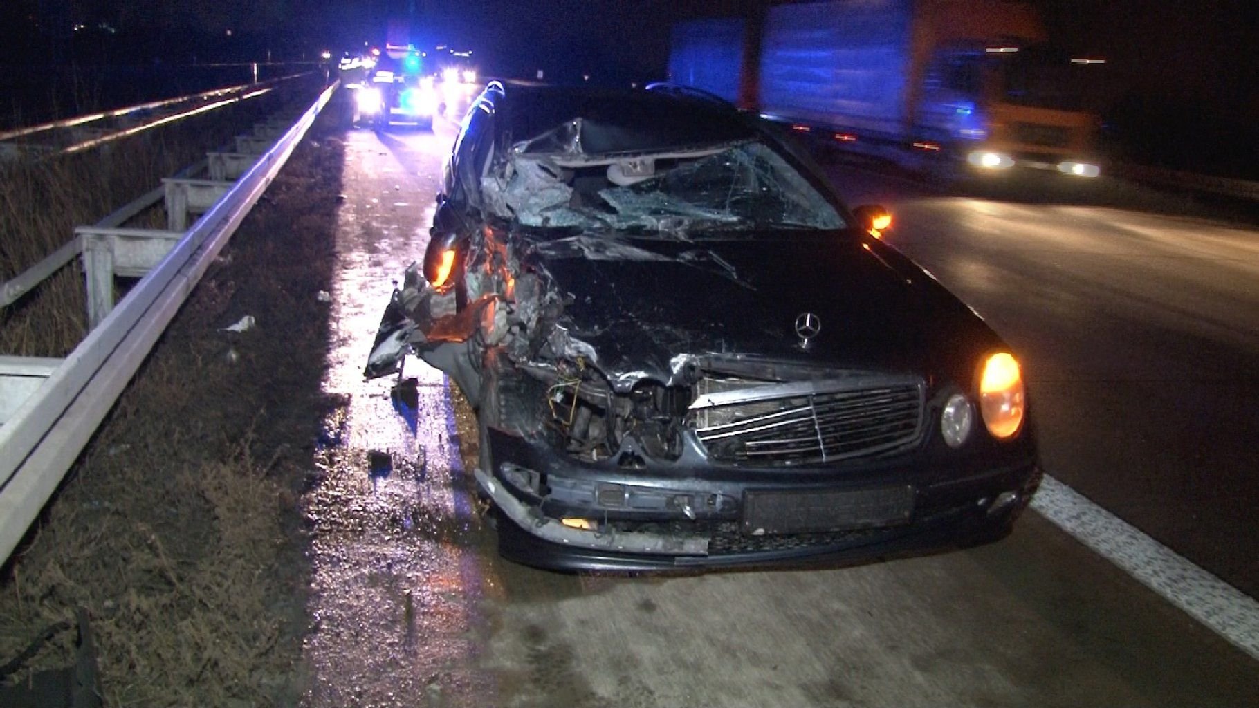 Wie durch ein Wunder konnte der Pkw-Fahrer aus seinem zerstörten Wagen gerettet werden.