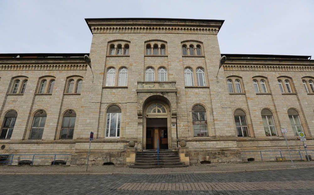 Das Weißenfelser Bahnhofsgebäude wurde 1866 erbaut und steht unter Denkmalschutz.