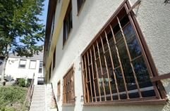 Außenansicht des Jugendheims Mühlkopf in Rodalben in der Südwestpfalz Im Jugendheim ist eine Betreuerin getötet worden. Die Polizei verdächtigt drei jugendliche Heimbewohner (Foto: dpa)