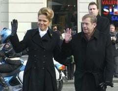 Der scheidende tschechische Präsident Vaclav Havel mit seiner Frau Dagmar Havlova (Foto: dpa)