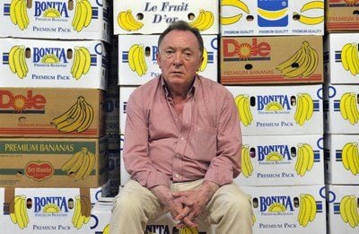 Der ehemalige Tatort-Kommissar Peter Sodann, Gründer der Peter Sodann Bibliothek e.V., sitzt am 01.08.2008 in Merseburg in einer Turnhalle vor mit Büchern gefüllten Bananenkisten. Das Bild des Zentralbild-Fotografen Peter Endig ist mit dem 2. Platz im Wettbewerb «dpa-Bild des Jahres» in der Kategorie Vermischtes ausgezeichnet worden. (FOTO: DPA)