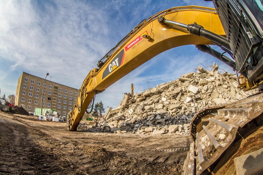 Der Abriss einst zum Gewächshaus gehörender Gebäude am Ortseingang von Vockerode hat bereits begonnen.