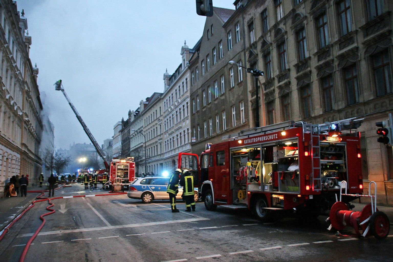 Löscharbeiten der Feuerwehr finden in Görlitz statt. Bei der Explosion in einem Görlitzer Wohnhaus am 3. Januar 2016 sind zwölf Menschen verletzt worden.