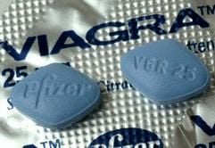 Zwei 25 Milligramm Tabletten Viagra auf der Medikamentverpackung. (Foto: dpa)