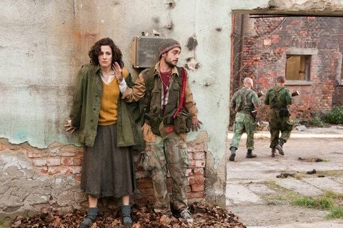 Ajla (l., Zana Marjanovic) muss sich in «In the Land of Blood and Honey» vor der serbischen Armee verstecken. (FOTO: DPA)