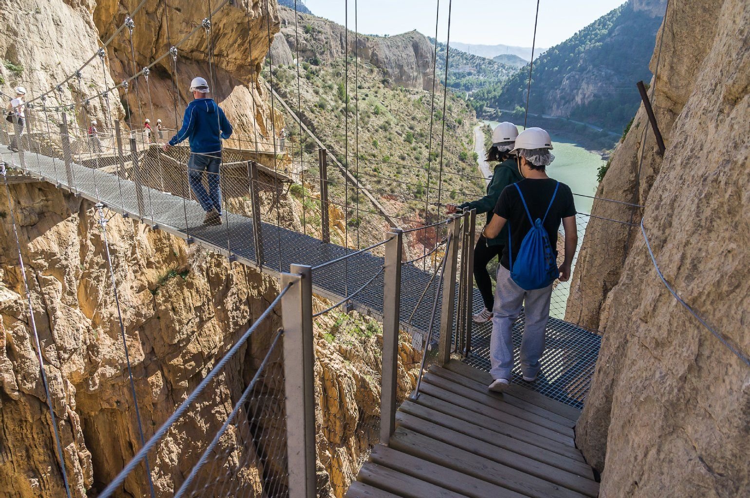 Da legt mancher doch lieber seine Hand auf das Geländer: Die Überschreitung der Schlucht über die Hängebrücke aus Stahl ist eine luftige Angelegenheit.