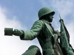 Ein russischer Soldat mit Handgranate krönt in Dresden das Denkmal von Otto Rost für die gefallenen Soldaten der 5. Gardearmee. (Foto: dpa)
