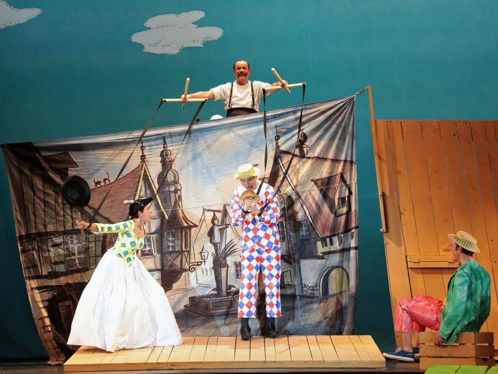 Auf dem Weg zur Schule findet Pinocchio (Oliver Seidel) das Puppentheater mit dem Direktor (Dirk S. Greis) und den Marionetten (Barbara Fressner und Stephan Korves) viel interessanter.