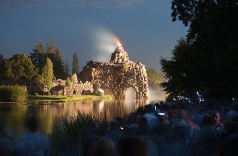 Den Ausbruch von Europas einzigsten künstlichen Vulkan beobachten Zuschauer im Wörlitzer Park. Anlässlich der Feierlichkeiten zu 10 Jahre Unesco-Welterbe. (FOTO: DPA)