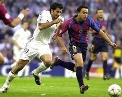 Xabi Hernandez (r, Barcelona) im Zweikampf mit