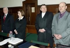 Die ehemaligen Stasi-Offiziere Helmut Meckel (l) und Wolfgang Singer (r) stehen am Dienstag (04.03.2003) zusammen mit ihren Anwälten im Gerichtsssaal des Kriminalgerichts Moabit in Berlin und warten auf den Prozessbeginn. Meckel und Singer müssen sich vor dem Berliner Landgericht zum Tod des DDR-Regimegegners Michael Gartenschläger verantworten. (Foto: dpa)
