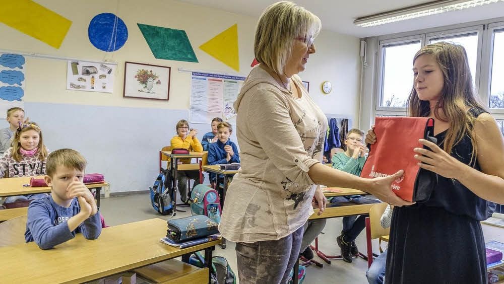 Geschenke und Beifall für Efigenia Szaykowski: Sie wird damit als Lebensretterin geehrt.