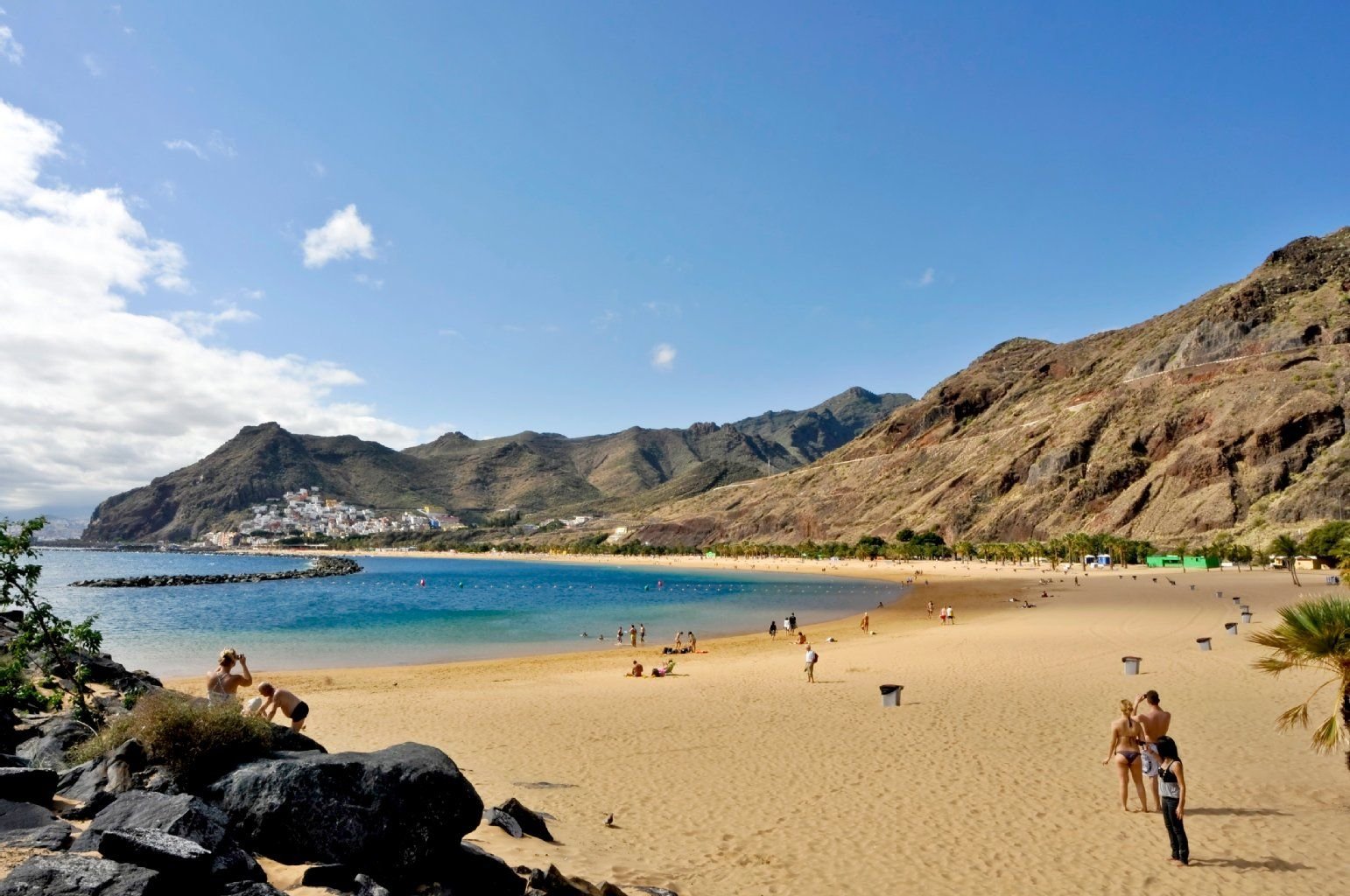 El Dorado für Sonnenhungrige: Auf Teneriffa warten zahlreiche Strände - zum Beispiel der Playa de las Teresitas - auf Urlauber.